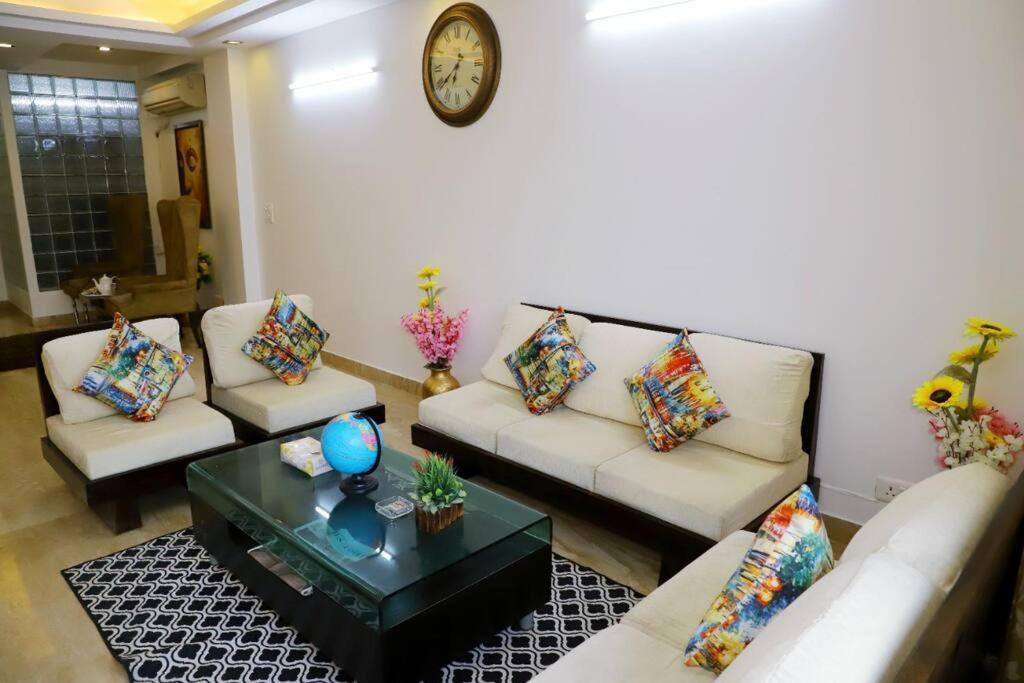 Fortune Service 3bhk,j-215 Saket Appartement New Delhi